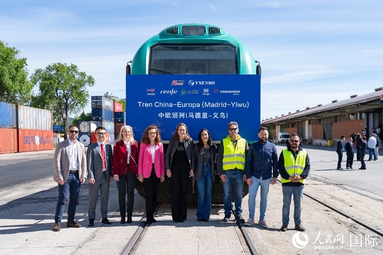 義新歐集團(tuán)合作伙伴德鐵貨運(yùn)歐亞有限公司員工與紀(jì)念號班列合影留念。大衛(wèi)·阿瑪爾攝