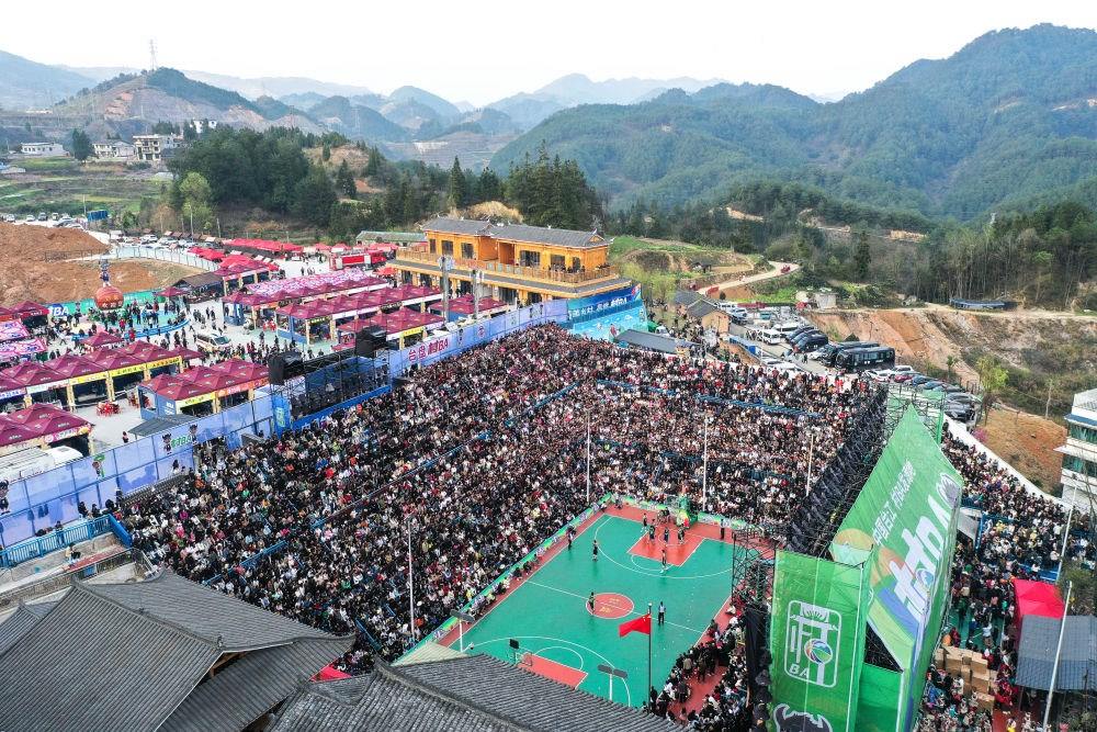 貴州省臺江縣舉辦的2024年“村BA”球王爭霸賽現(xiàn)場（2024年3月22日攝，無人機照片）。新華社記者 楊文斌 攝
