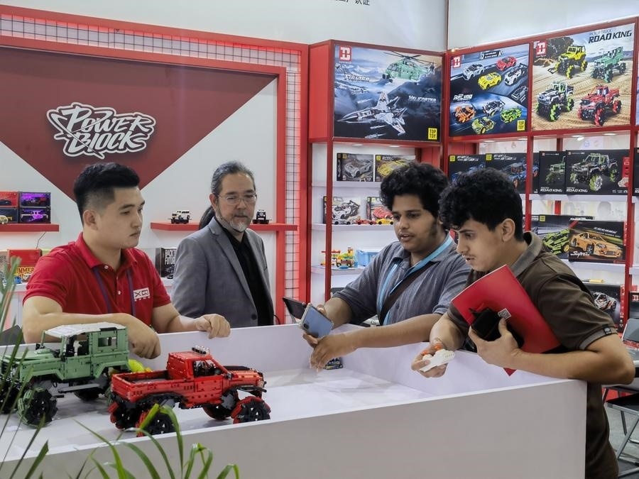 在第135屆廣交會(huì)第三期現(xiàn)場(chǎng)，采購(gòu)商在廣東信宇科技股份有限公司展位選購(gòu)、體驗(yàn)積木遙控車(chē)產(chǎn)品（5月2日攝）。新華社記者 洪澤華 攝