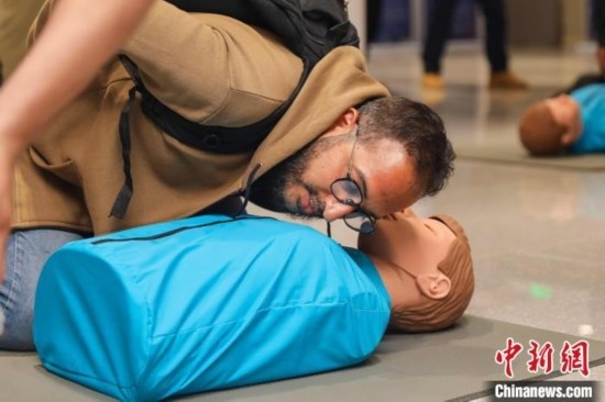 5月9日，留學生利用假人道具練習心肺復蘇技巧。張鷹 攝