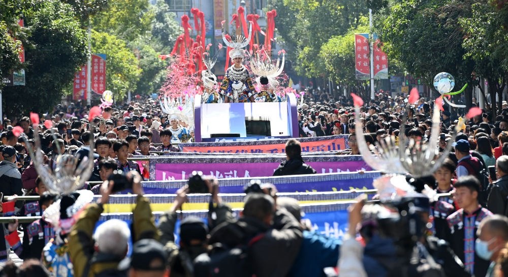 在貴州雷山縣縣城，苗族群眾身著盛裝，載歌載舞參加苗年和鼓藏節(jié)的巡游活動（2023年11月16日攝）。新華社記者 楊楹 攝