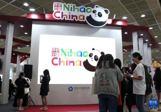 5月9日，在韓國首爾舉行的首爾國際旅游展上，參觀者在中國展區(qū)參加體驗項目。新華社記者 姚琪琳 攝