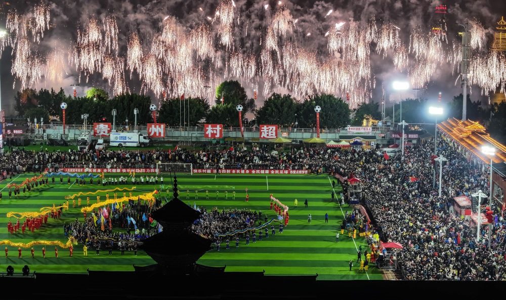 在貴州省榕江縣舉行的2024全國“村晚”示范展示活動暨貴州“村超村晚”活動中，音樂煙花秀精彩上演（2024年2月3日攝，無人機照片）。新華社記者 劉續(xù) 攝
