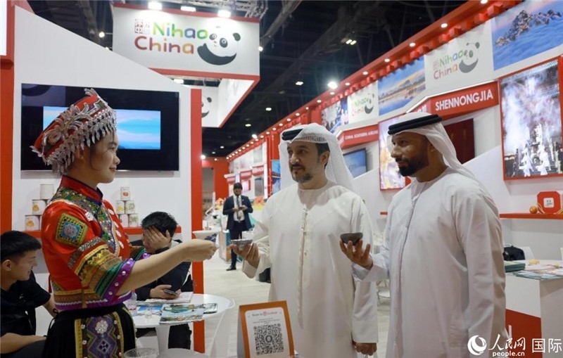 兩名阿聯(lián)酋觀眾在品嘗湖北名茶。人民網(wǎng)記者管克江攝