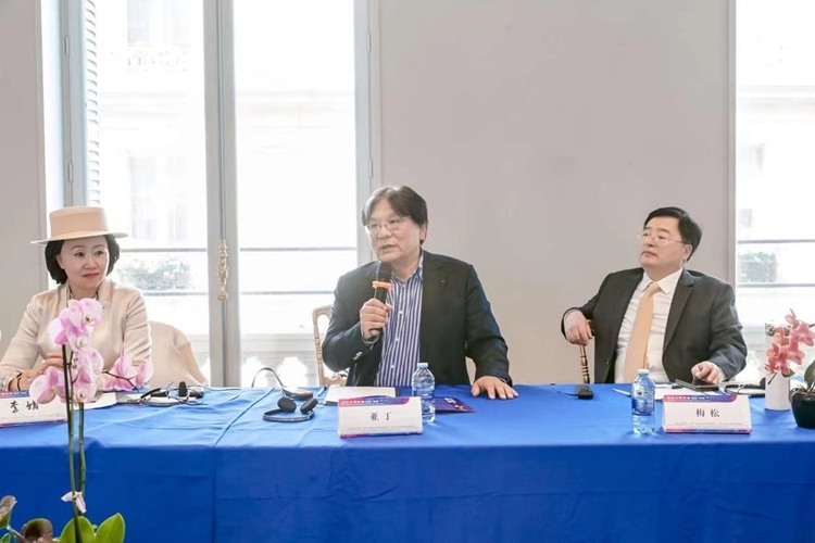 法中交流促進會會長、作家、翻譯家、法國最高榮譽騎士勛章獲得者亞丁發(fā)言（圖片：中國傳媒大學