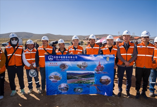 奧魯羅公路項目開工儀式現(xiàn)場，中國中鐵員工代表合影。中國中鐵供圖