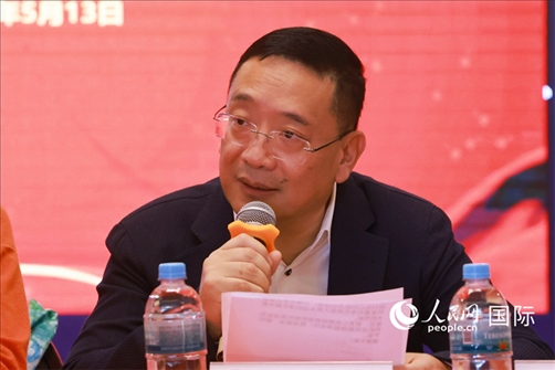 巴西文協(xié)主席上官建峰在座談會(huì)上致辭。人民網(wǎng)記者 陳海琪攝