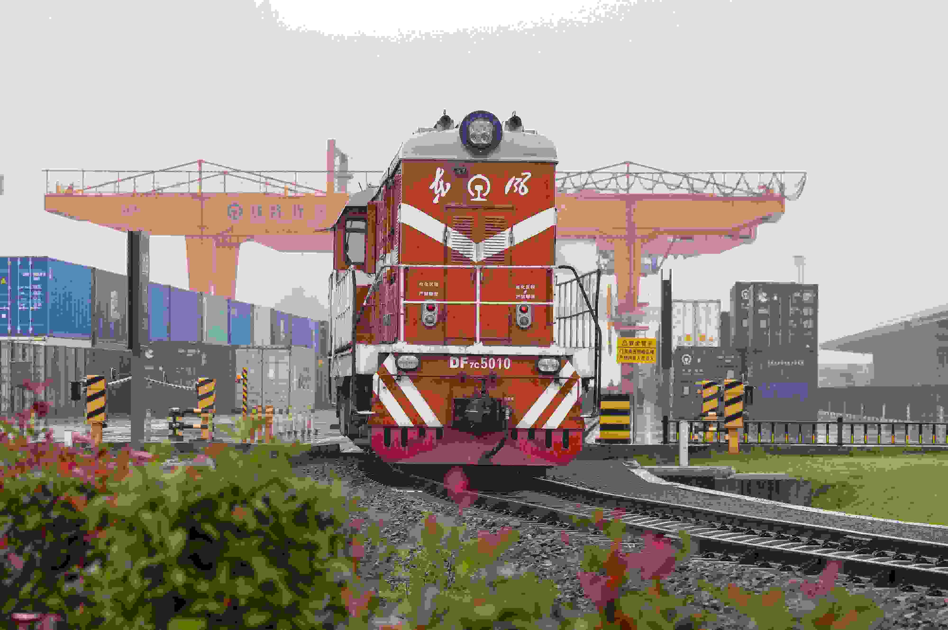 2024年5月5日，“五一”假期最后一天。在浙江省金華市金東區(qū)鐵路金華南站，一列滿載110標箱的中歐班列緩緩啟程駛往匈牙利。