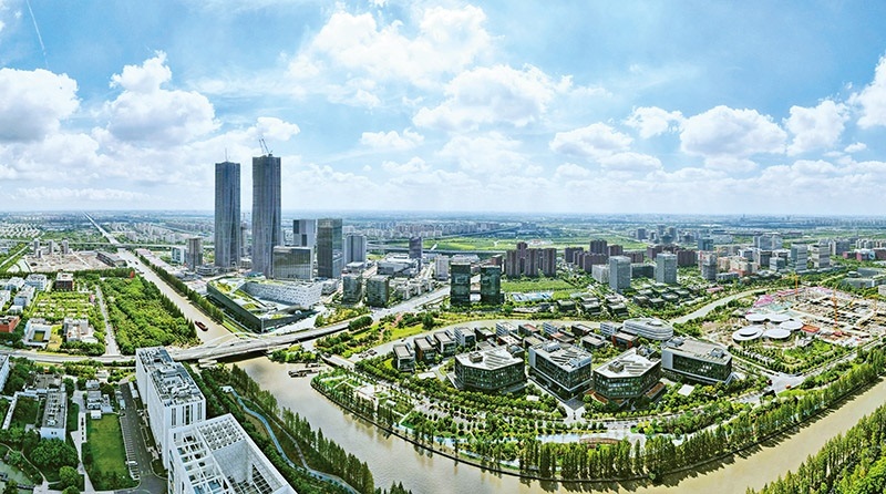 建立全國(guó)第一個(gè)國(guó)際貿(mào)易“單一窗口”，開設(shè)全國(guó)第一批自由貿(mào)易賬戶，設(shè)立全國(guó)第一家外商獨(dú)資醫(yī)院、第一家外商獨(dú)資公募基金公司、第一家外商獨(dú)資汽車制造企業(yè)……中國(guó)（上海）自由貿(mào)易試驗(yàn)區(qū)掛牌以來，誕生了若干個(gè)“全國(guó)第一”，在制造業(yè)、金融業(yè)等數(shù)十個(gè)開放領(lǐng)域，實(shí)現(xiàn)一批全國(guó)首創(chuàng)項(xiàng)目落地。圖為上海自貿(mào)區(qū)張江片區(qū)（2023年9月10日攝，無人機(jī)照片）。 新華社記者 方喆/攝