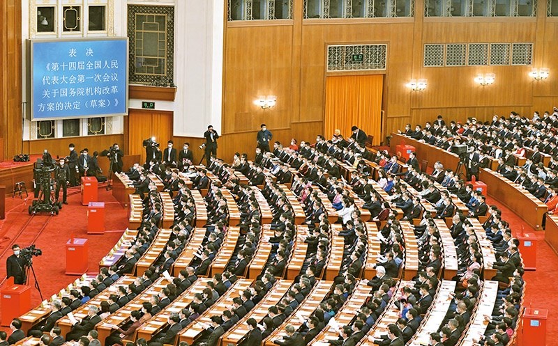 2023年3月10日，十四屆全國(guó)人大一次會(huì)議在北京人民大會(huì)堂舉行第三次全體會(huì)議，表決通過了關(guān)于國(guó)務(wù)院機(jī)構(gòu)改革方案的決定。圖為會(huì)議現(xiàn)場(chǎng)。 新華社記者 岳月偉/攝