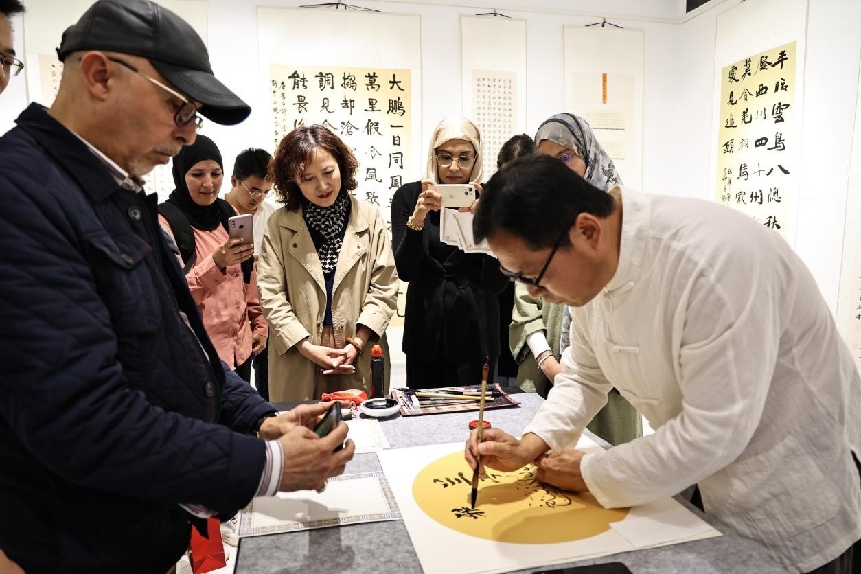 中摩書法老師在共同創(chuàng)作。拉巴特中國文化中心供圖