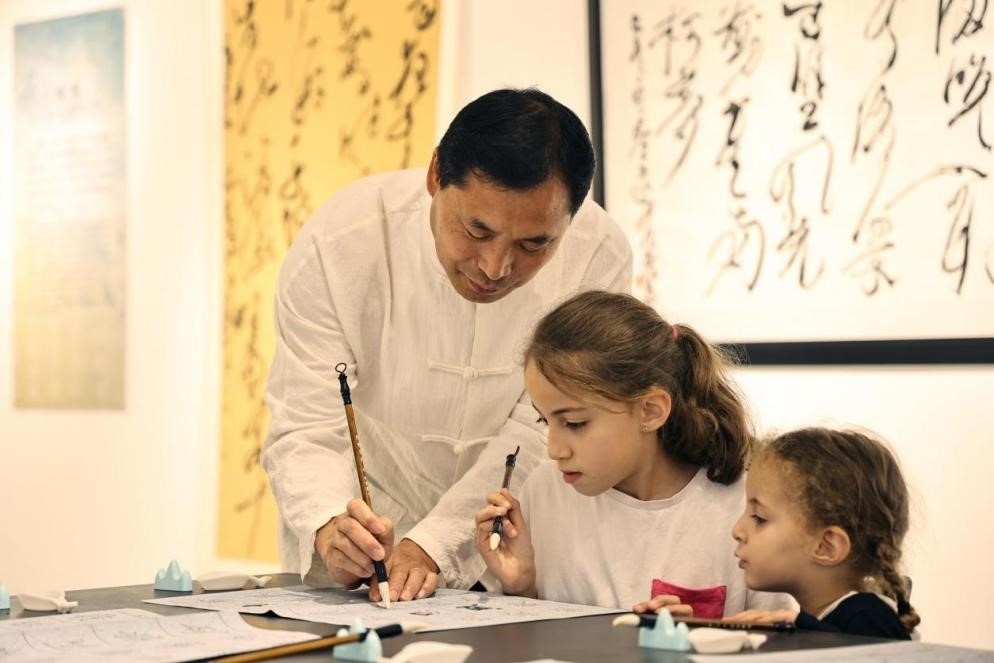 中國書法老師帶領現場觀眾體驗書法。拉巴特中國文化中心供圖