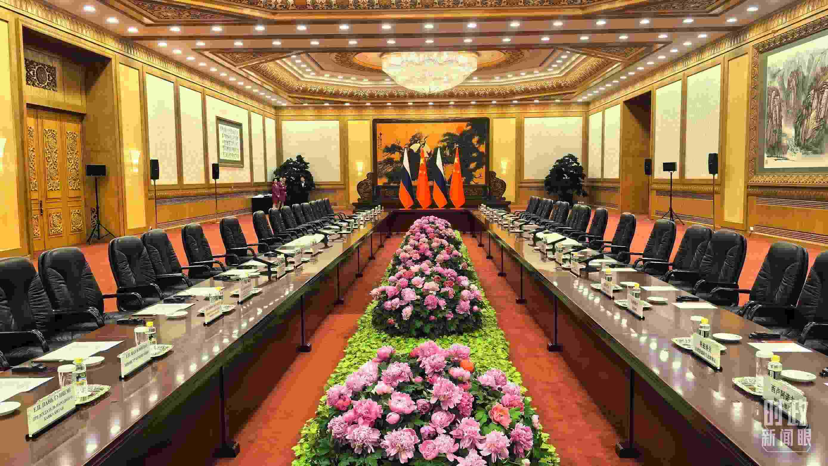 △中俄兩國元首隨后主持大范圍會(huì)談，這是會(huì)談開始前的現(xiàn)場(chǎng)。（總臺(tái)央視記者鄂介甫拍攝）