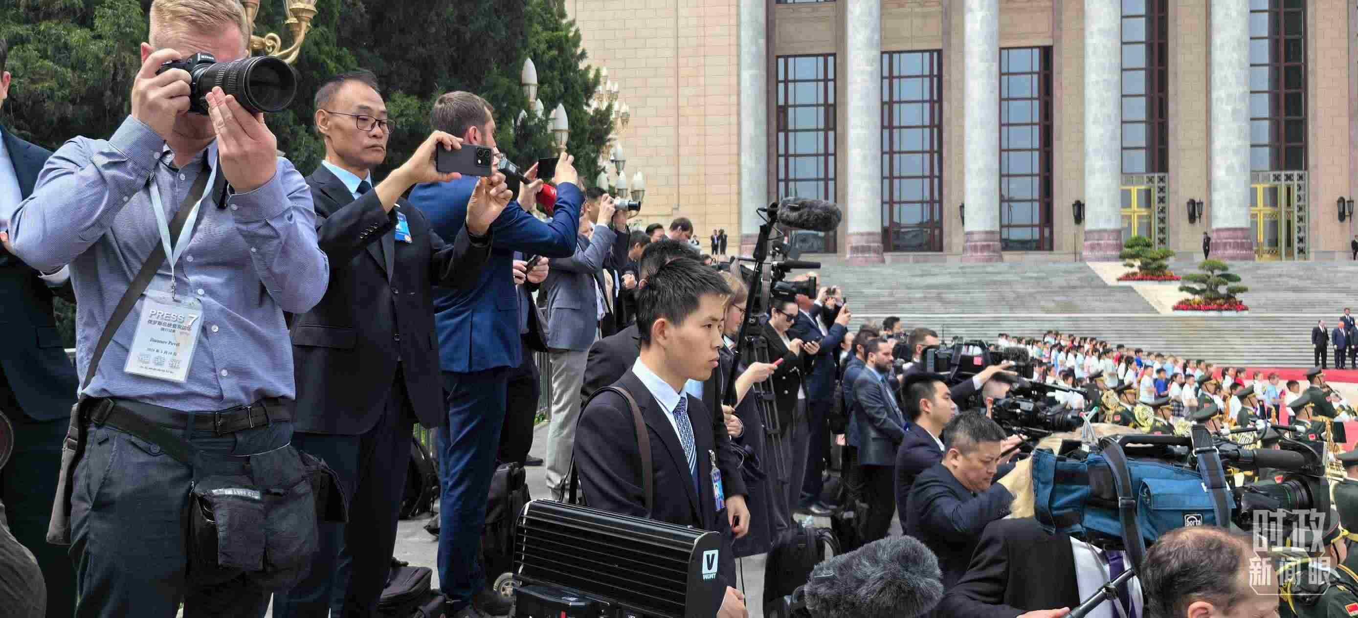 △當(dāng)天參與現(xiàn)場(chǎng)報(bào)道的中外記者。（總臺(tái)央視記者楊波、王子杭拍攝）