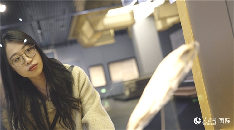 尹怡然在殷墟博物館新館參觀。人民網(wǎng)記者 劉寧攝