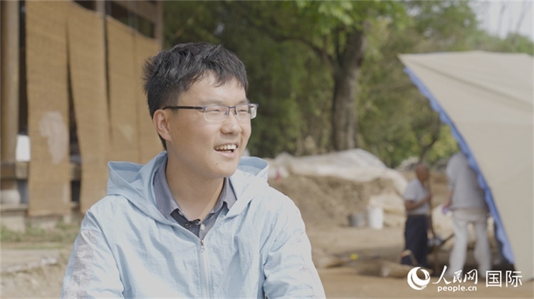 四川省文物考古研究院館員許丹陽(yáng)接受人民網(wǎng)采訪。人民網(wǎng)記者 張榮攝