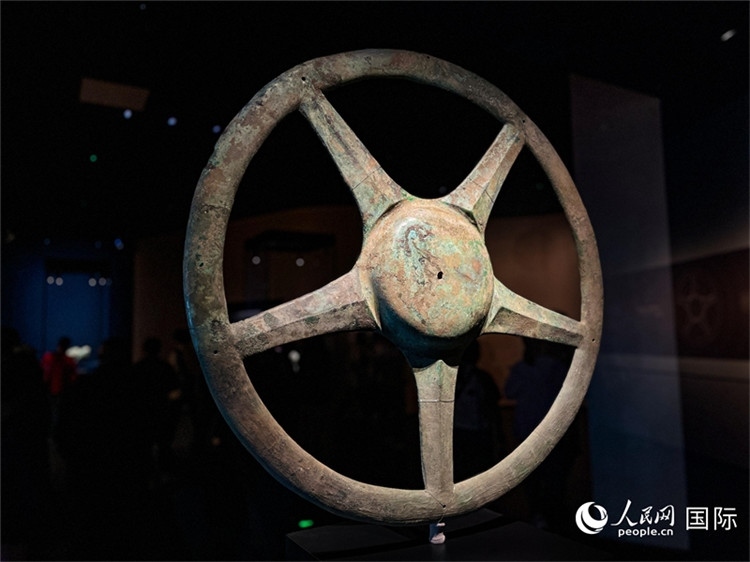三星堆博物館中展出的太陽(yáng)輪。人民網(wǎng)記者 羨江楠攝
