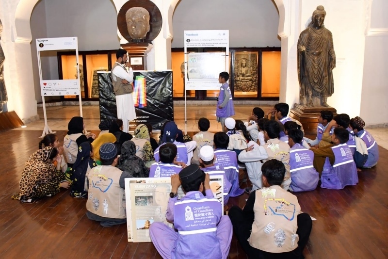 志愿者在博物館給孩子們開展互動講解。“犍陀羅守護人”供圖