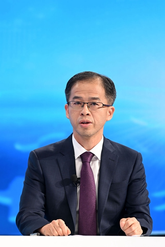 商務部政研室副主任丁維順在“中國經濟圓桌會”錄制現場交流發(fā)言。新華社記者 金良快 攝