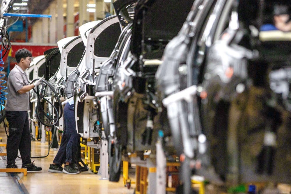 2023年9月7日，在位于泰國春武里府的上汽正大公司汽車工廠，工人在生產車間內工作。新華社記者 王騰 攝
