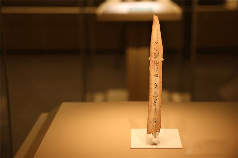 △殷墟博物館新館中展有我國(guó)博物館現(xiàn)存唯一一件文字鑲嵌綠松石甲骨。