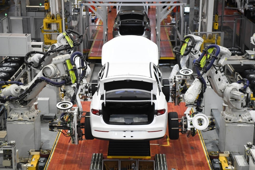 這是2024年4月24日拍攝的廣州廣汽埃安新能源汽車的全自動化輪胎安裝工作站。新華社記者 鄧華 攝