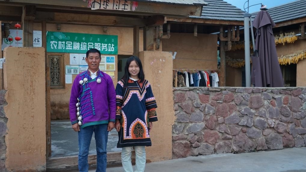 吉好有果和父親吉好也求在三河村新家合影。新華社記者 尹恒 攝