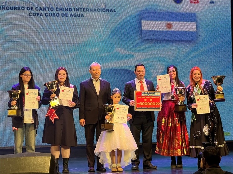 圖為中國(guó)駐阿根廷大使王衛(wèi)、阿根廷華文教育基金會(huì)會(huì)長(zhǎng)劉芳勇為五名“金獎(jiǎng)”選手頒獎(jiǎng)（阿根廷拉普拉塔國(guó)立大學(xué)孔子學(xué)院供圖）