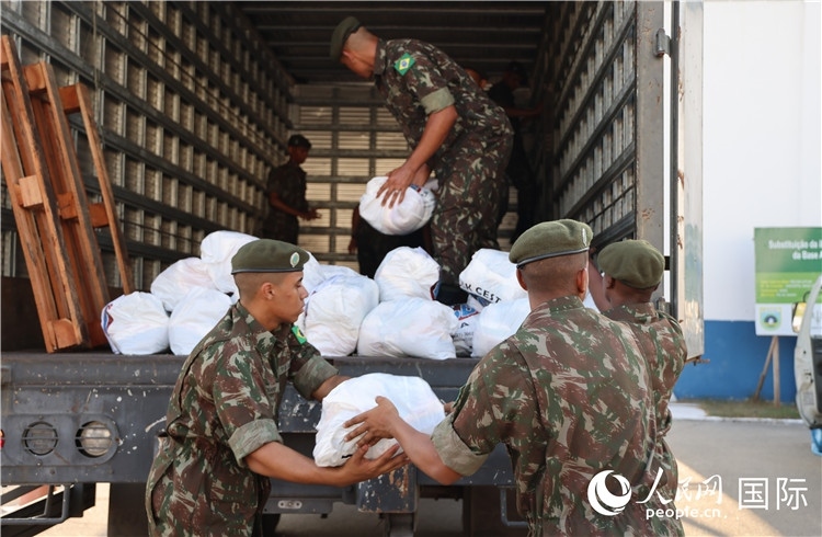里約加利昂空軍基地，軍人在將捐贈物資裝車。人民網(wǎng)記者 時元皓攝