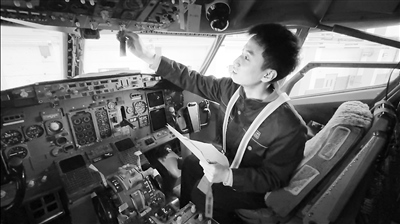  學(xué)生在西航職院實訓(xùn)基地培訓(xùn)。 王禹涵攝