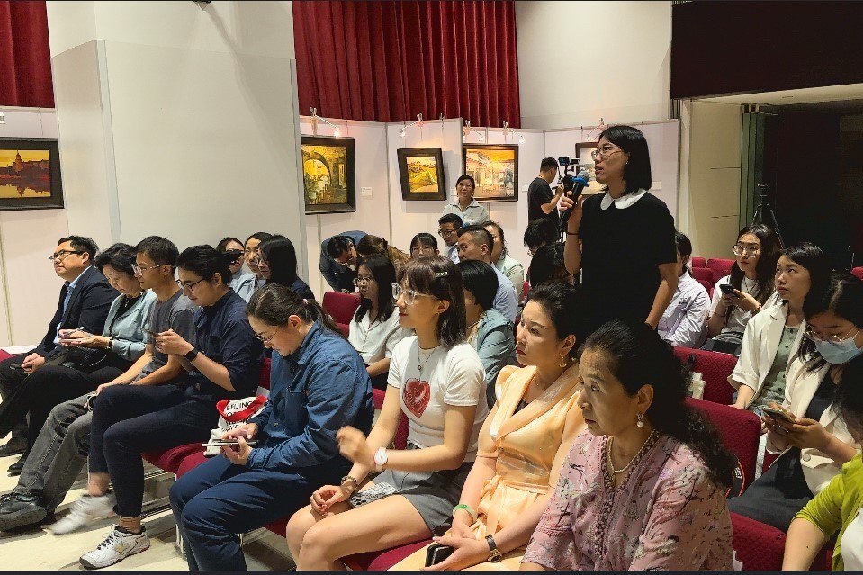 參會(huì)記者現(xiàn)場(chǎng)提問。