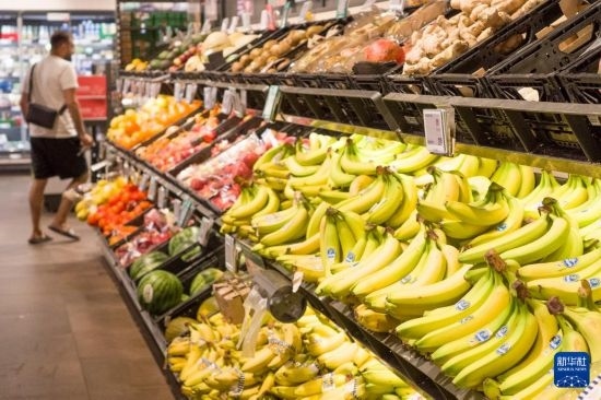 5月24日，顧客在德國柏林一家超市購物。新華社記者 任鵬飛 攝