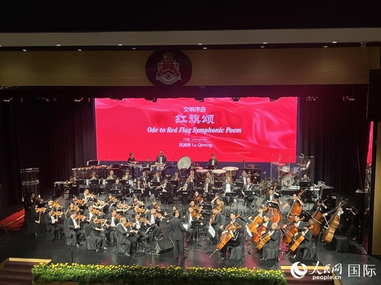 聯(lián)合音樂會現(xiàn)場演奏交響序曲《紅旗頌》。人民網(wǎng)記者 張矜若攝