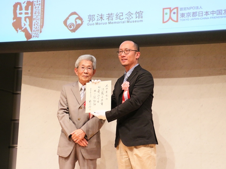 坂田昌一之子坂田文彥（左一）向郭沫若紀(jì)念館捐獻郭沫若致坂田昌一手跡。人民網(wǎng) 許可攝