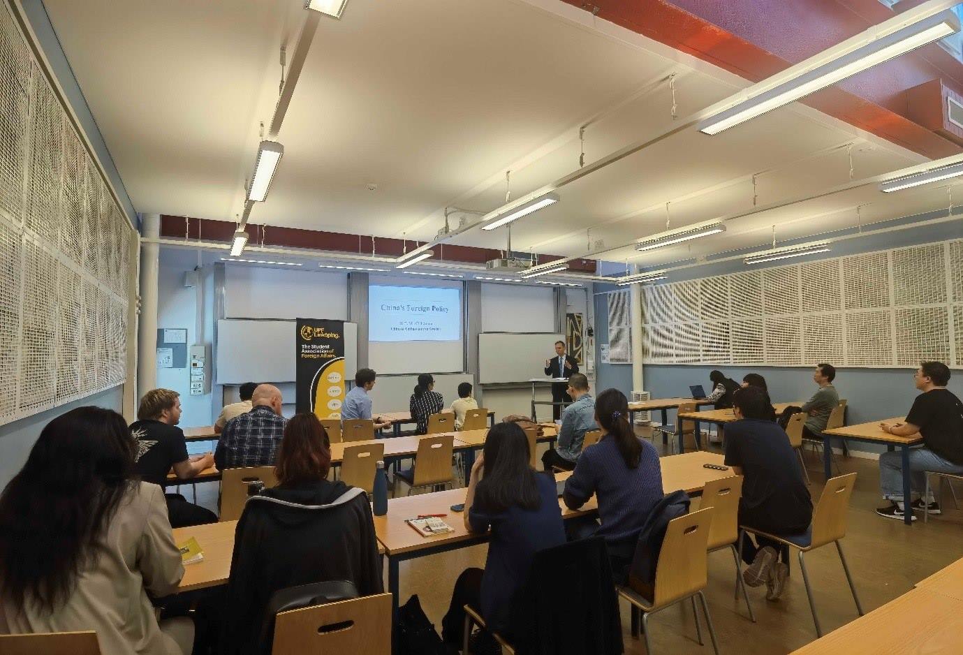 中國駐瑞典大使崔愛民與同學(xué)們互動(dòng)并回答問題。中國駐瑞典大使館供圖