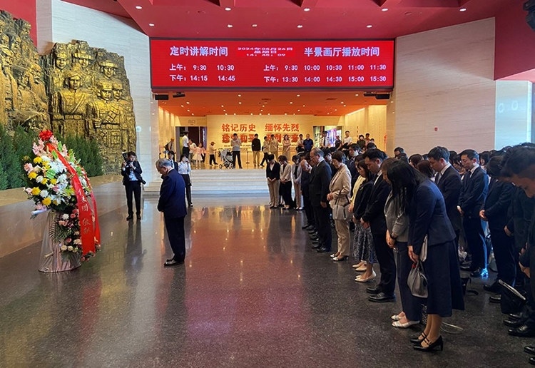 創(chuàng)價(jià)學(xué)會(huì)會(huì)長(zhǎng)原田稔及青年代表團(tuán)向中國(guó)人民抗日戰(zhàn)爭(zhēng)紀(jì)念館敬獻(xiàn)花籃。中國(guó)人民抗日戰(zhàn)爭(zhēng)紀(jì)念館供圖