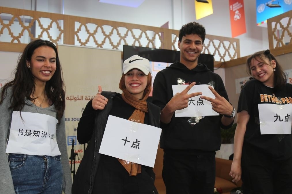 2024年4月24日，突尼斯高中生在首都突尼斯市舉辦的突尼斯國(guó)際書展上表演漢語(yǔ)節(jié)目。新華社發(fā)（阿代爾攝）