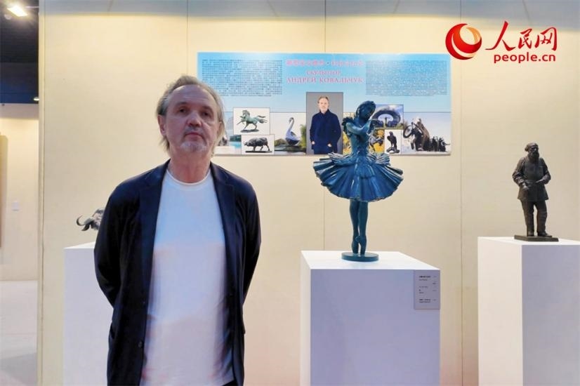 俄羅斯人民藝術(shù)家、俄羅斯美協(xié)主席安德烈·科瓦爾丘克正在接受人民網(wǎng)的采訪。人民網(wǎng)記者 劉微攝