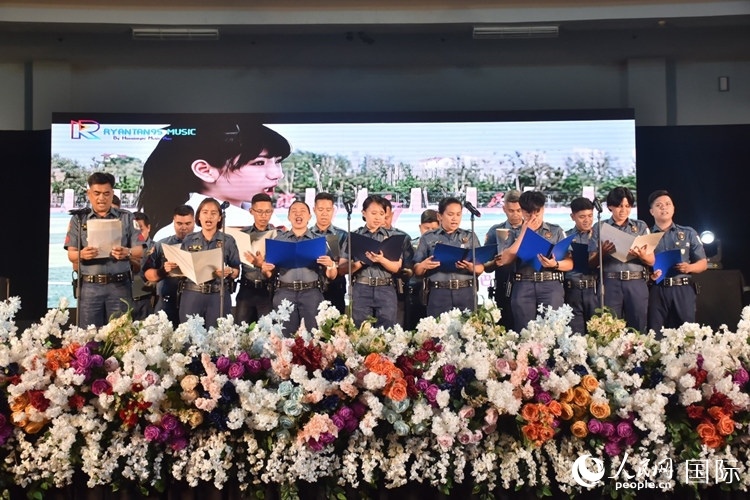邦板牙省警察局學(xué)員在結(jié)業(yè)典禮上表演合唱。人民網(wǎng)記者 樊帆攝
