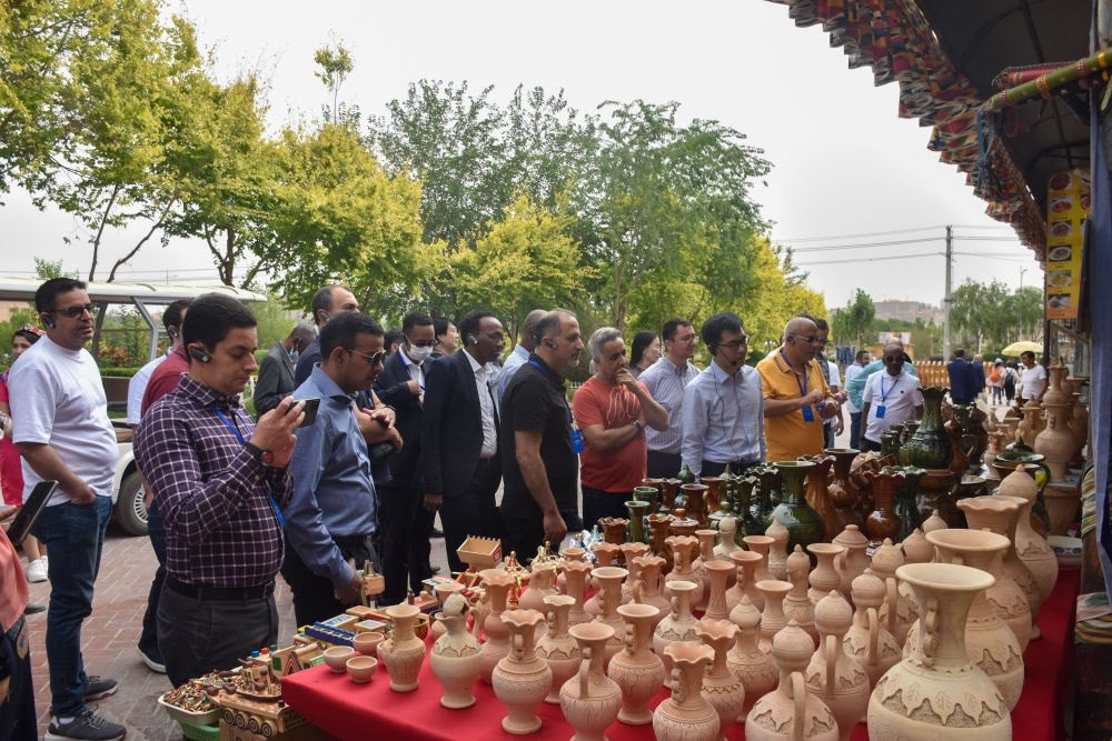 2023年5月31日，阿拉伯國家聯(lián)盟代表團一行在新疆喀什古城參觀訪問。新華社記者 高晗 攝