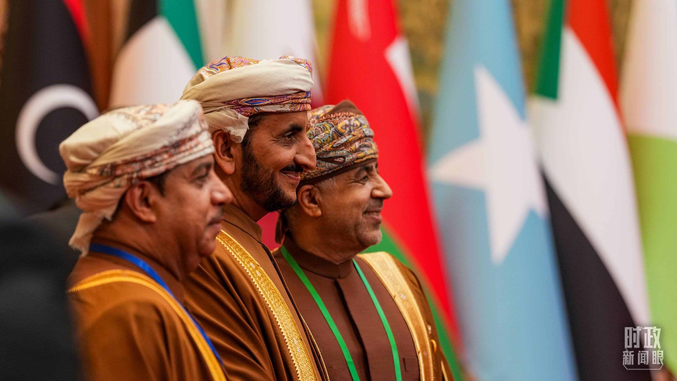 △與會代表在現(xiàn)場合影留念。（總臺國廣記者李晉拍攝）