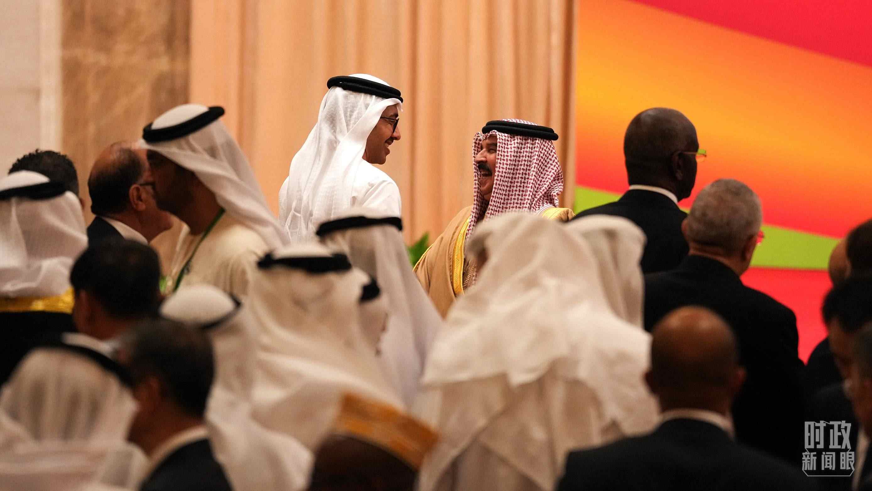 △與會代表在交談。（總臺國廣記者李晉拍攝）