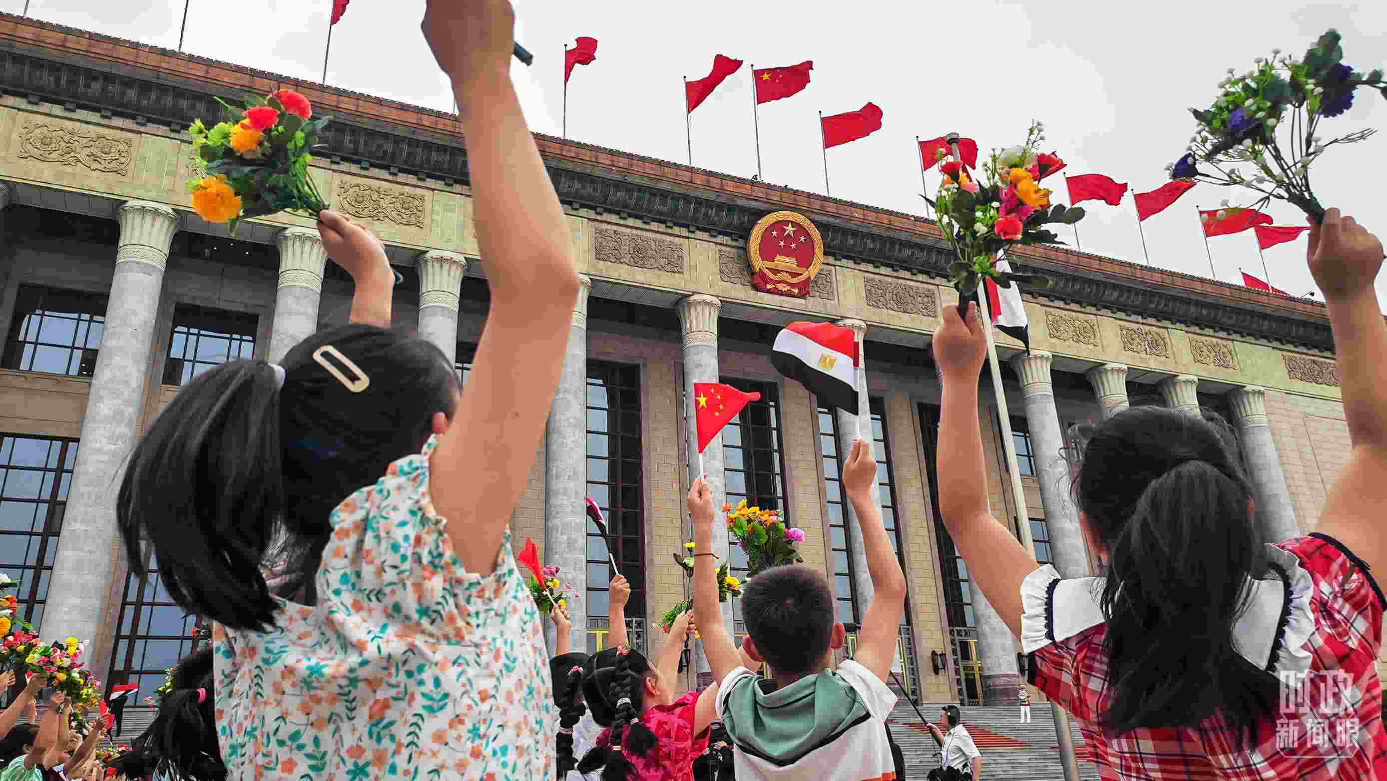 △5月29日下午，習(xí)近平主席舉行儀式歡迎埃及總統(tǒng)塞西訪華。圖為歡迎儀式現(xiàn)場的少年兒童。（總臺央視記者劉琦拍攝）
