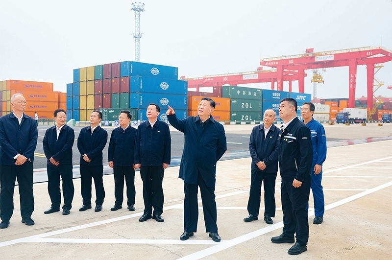 2024年5月22日至24日，中共中央總書記、國家主席、中央軍委主席習(xí)近平在山東考察。這是22日下午，習(xí)近平在日照港察看全自動(dòng)化集裝箱碼頭作業(yè)場景。 新華社記者 鞠鵬/攝