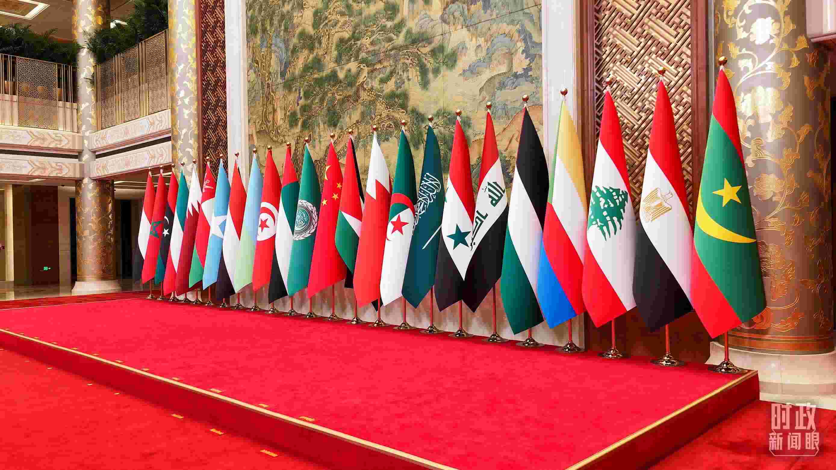 △會議現(xiàn)場的旗陣。（總臺央廣記者馬喆拍攝）