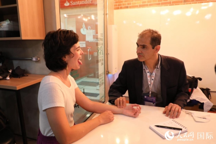 在巴西米納斯吉拉斯州首府貝洛奧里藏特開辦診所的中醫(yī)師保羅·貢扎爾韋斯，正在把脈并觀察舌苔。人民網(wǎng)記者 陳一鳴攝