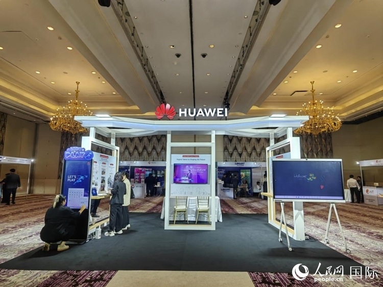 峰會(huì)現(xiàn)場(chǎng)，由泰國(guó)政府、中泰高校和客戶伙伴搭建的人才雙選會(huì)和伙伴展臺(tái)開放。人民網(wǎng)記者 楊一攝