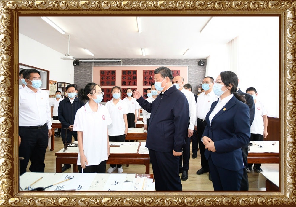 2021年9月13日至14日，習(xí)近平總書(shū)記在陜西省榆林市考察。14日上午，習(xí)近平在綏德實(shí)驗(yàn)中學(xué)考察時(shí)，同正在練習(xí)書(shū)法的學(xué)生親切交流。