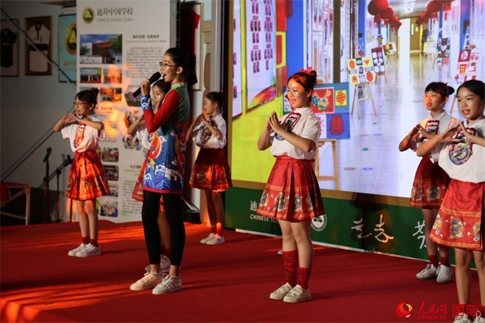 活動(dòng)上，孩子們表演原創(chuàng)歌舞節(jié)目。人民網(wǎng)記者 張志文攝