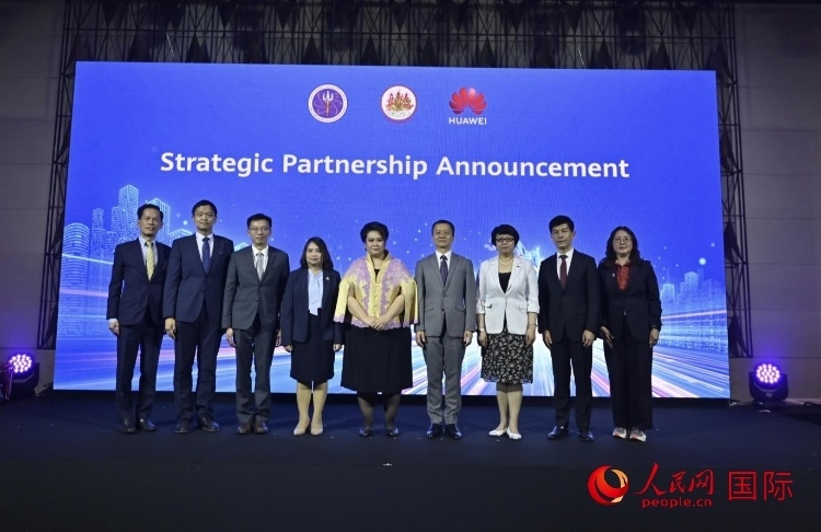 數(shù)字人才峰會現(xiàn)場。左五為泰國高等教育、科學、研究和創(chuàng)新部長素巴瑪·伊沙拉帕迪，右三中國駐泰國大使館教育參贊許蘭，右四為華為泰國技術有限公司總經(jīng)理李雄偉。人民網(wǎng)記者 簡承淵攝